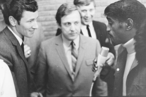 Look Boden (links) en John Withers (midden) nterviewen Sammy Davis jr.