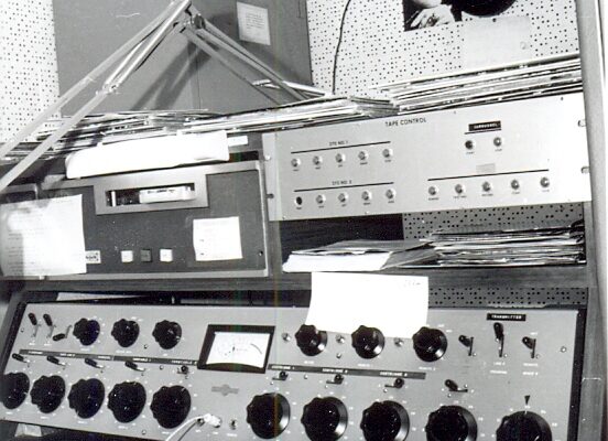 De live studio van Dolfijn en 227, gevestigd in een caisson in het midden van het schip