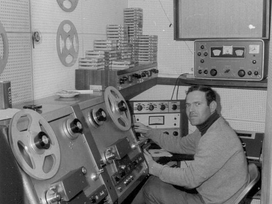 De productiestudio, met Peter van den Hoven (1966)